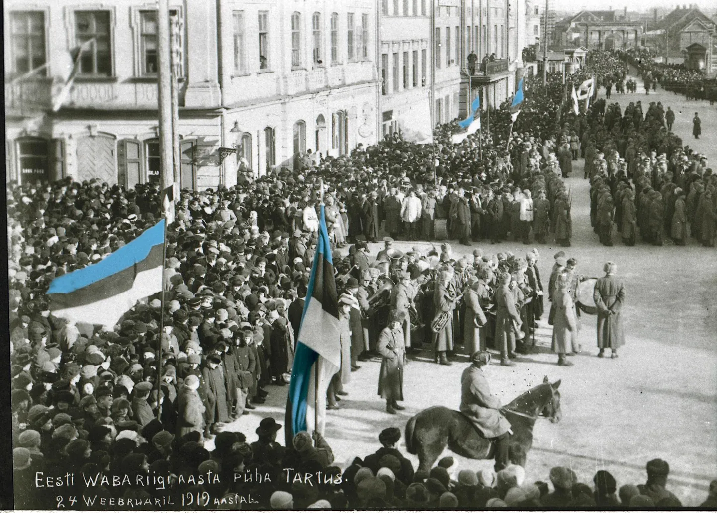 24. veebruaril 1919 kogunes Tartu raekoja ette väljakule ja selle kõrval asuvatele tänavatele ennenägematult palju rahvast. Lipud fotol on värvitud toimetuse arvutis.