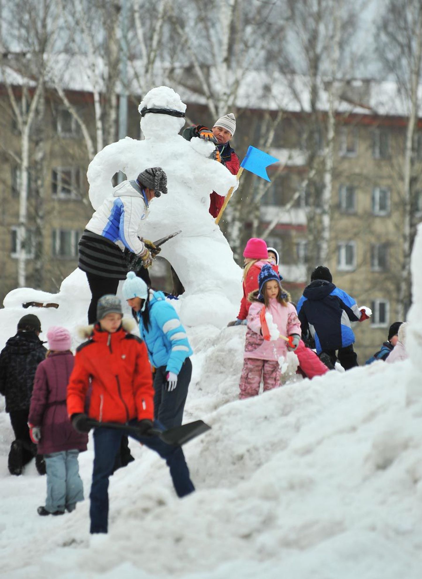 Tallinna Mustamäe paneelmajade vahele kerkis lumelinn.
