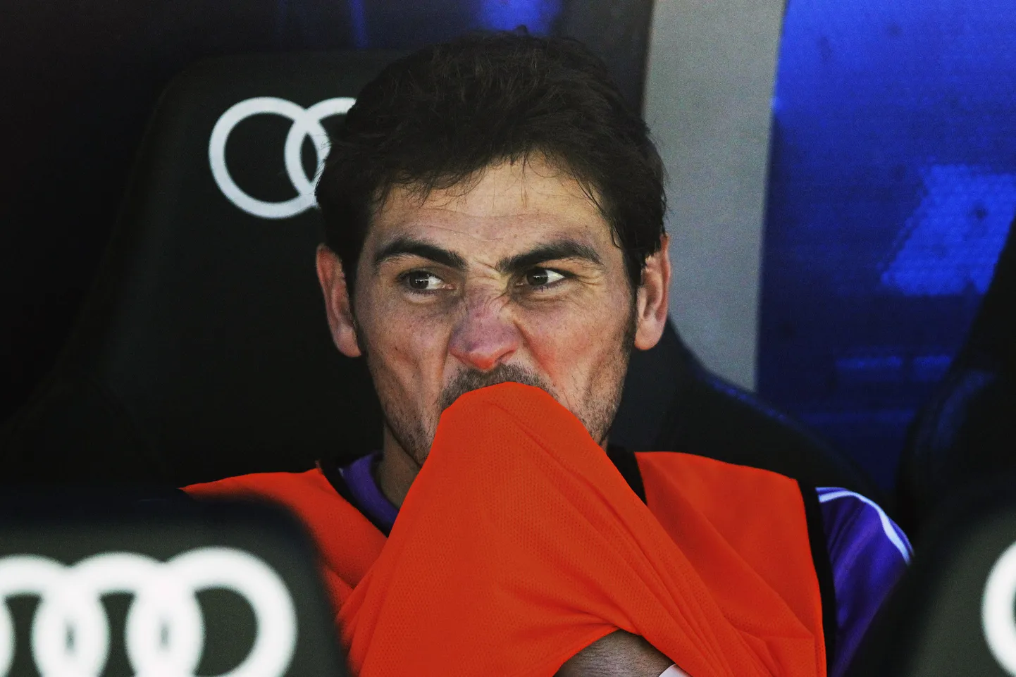 Iker Casillas istus Hispaania liiga avavoorus pingil