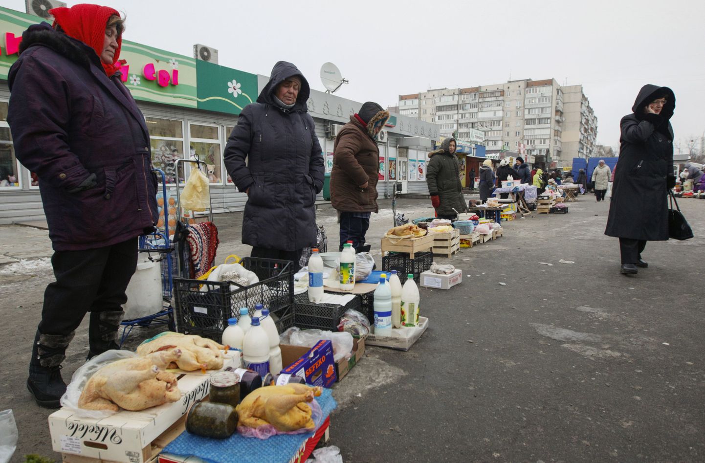 Enamasti pensionieas naised Kiievi ümbrusest tavatsevad omakasvatatud toitu pealinnas müümas käia. Ukrainat ootab ees ränk talv.