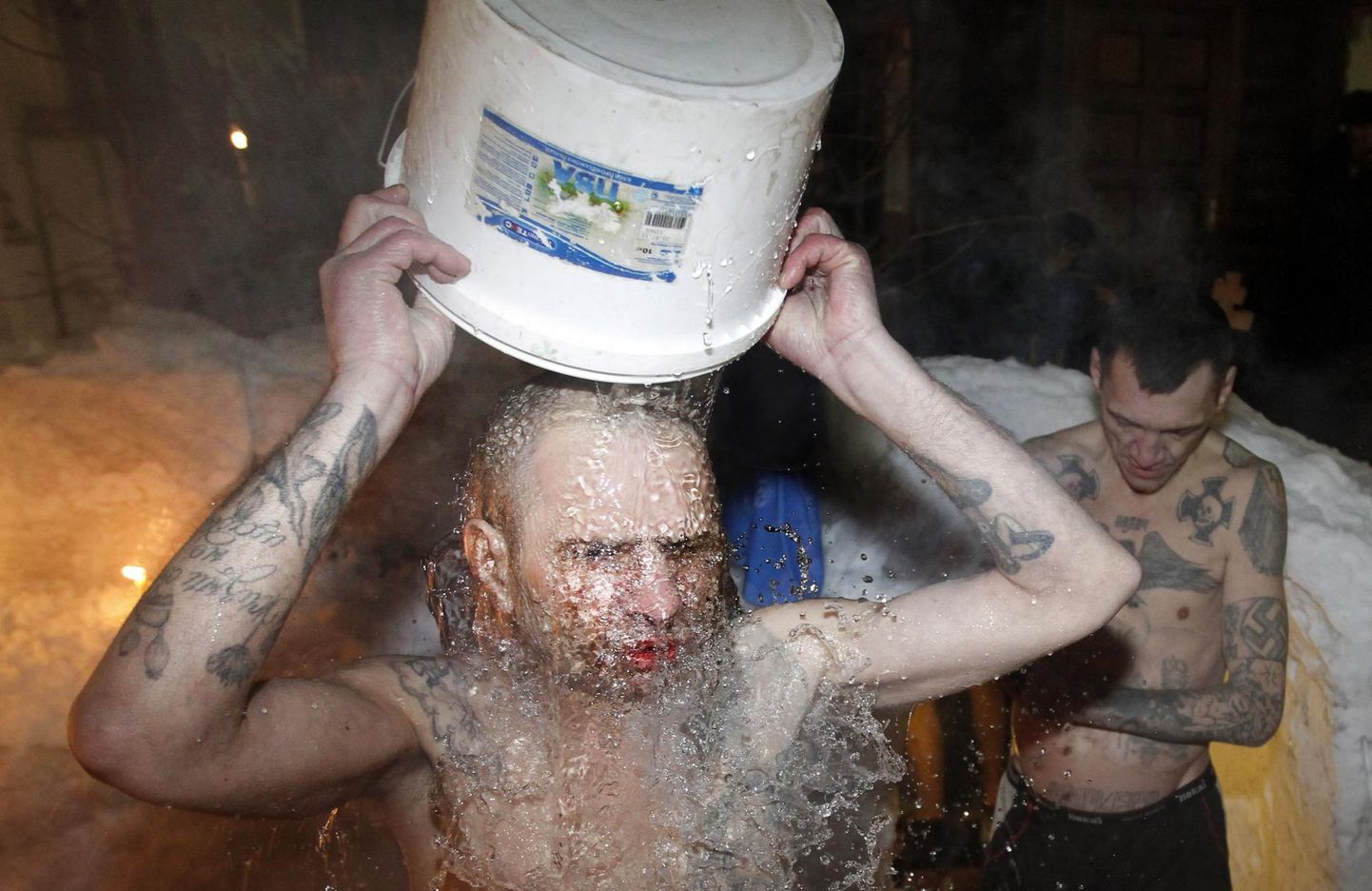 Vene vangilaagri vangid tähistavad külma vee pähevalamisega kolmekuningapäeva 19. jaanuaril 2012.