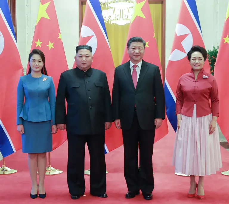 Kim Jong-un ja Ri Sol-ju külastasid 2019. aasta jaanuaris Hiinat. Pildil vasakult: Ri Sol-ju, Kim Jong-un, Hiina president Xi Jinping ja esileedi Peng Liyuan