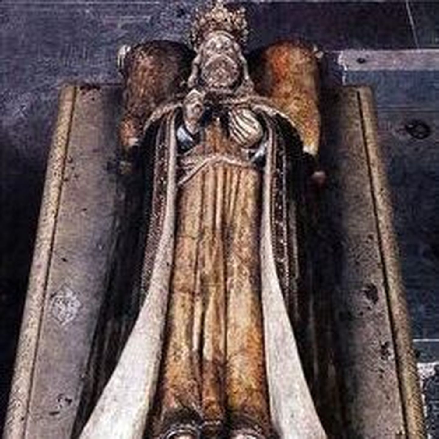Rootsis otsitakse keskaegse kuulsa kuninga hauda. Fotol Magnus III monument Riddarholmeni kirikus