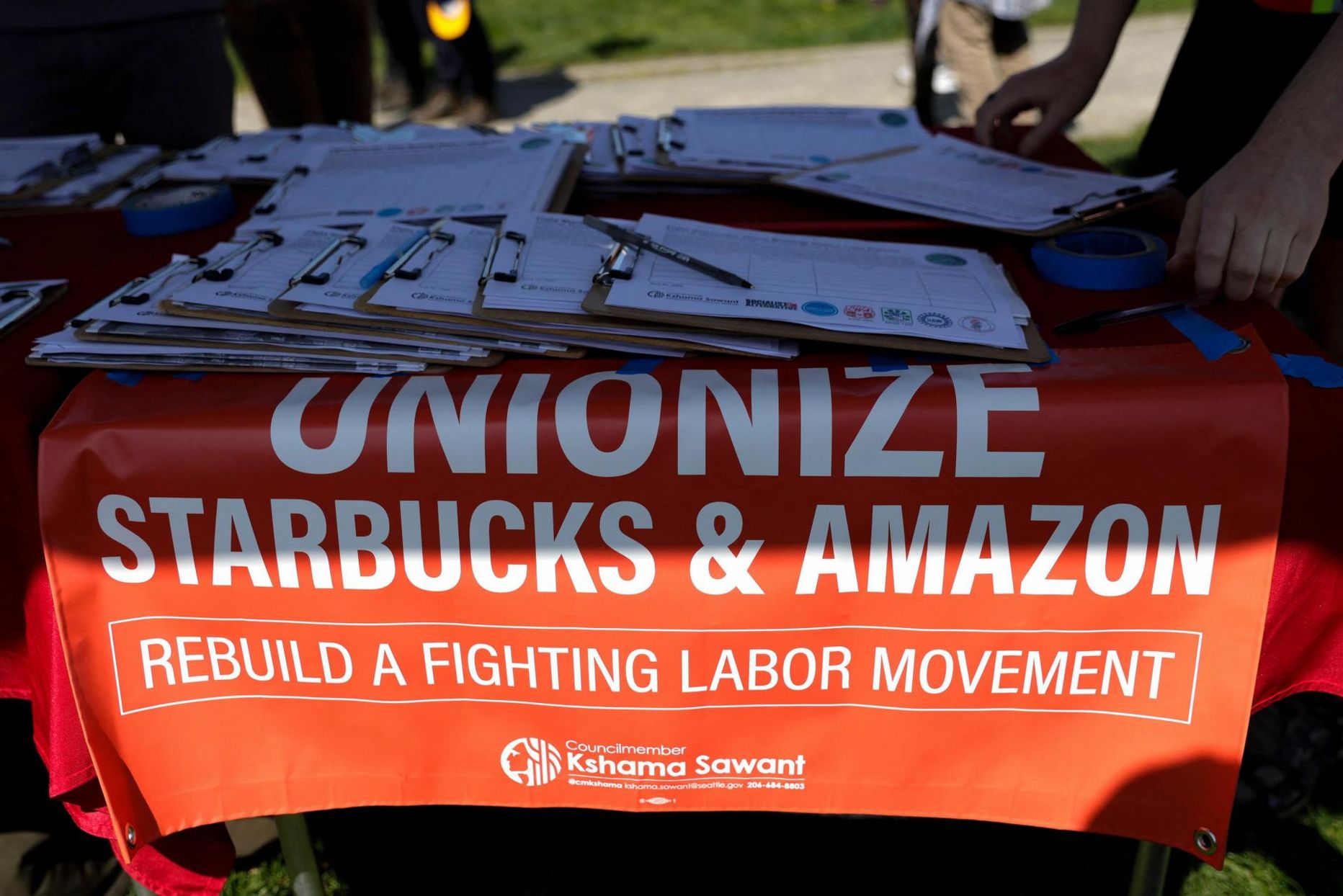 Demonstratsioonide plakatid, mis kutsuvad üles Starbucksi ja Amazoni töötajaid ametiühinguid moodustama.