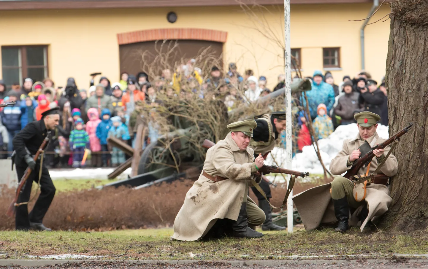 Illustreeriv foto Saaremaa Sõjavara Seltsi ja Eesti Sõjamuuseumi taaslavastuslahingust Viimsi mõisa ees.