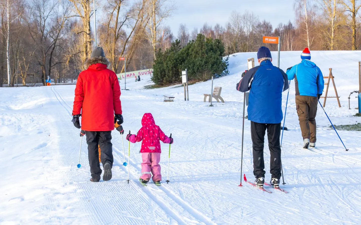 Suusarõõme nautivad inimesed Tähtvere spordipargis.