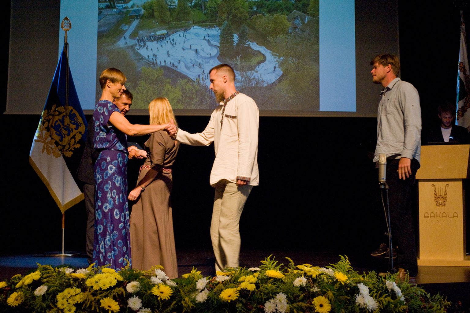President Kersti Kaljulaid tunnustab parimaks tervisespordirajatisteks tunnistatud Võru rulapargi loojaid.