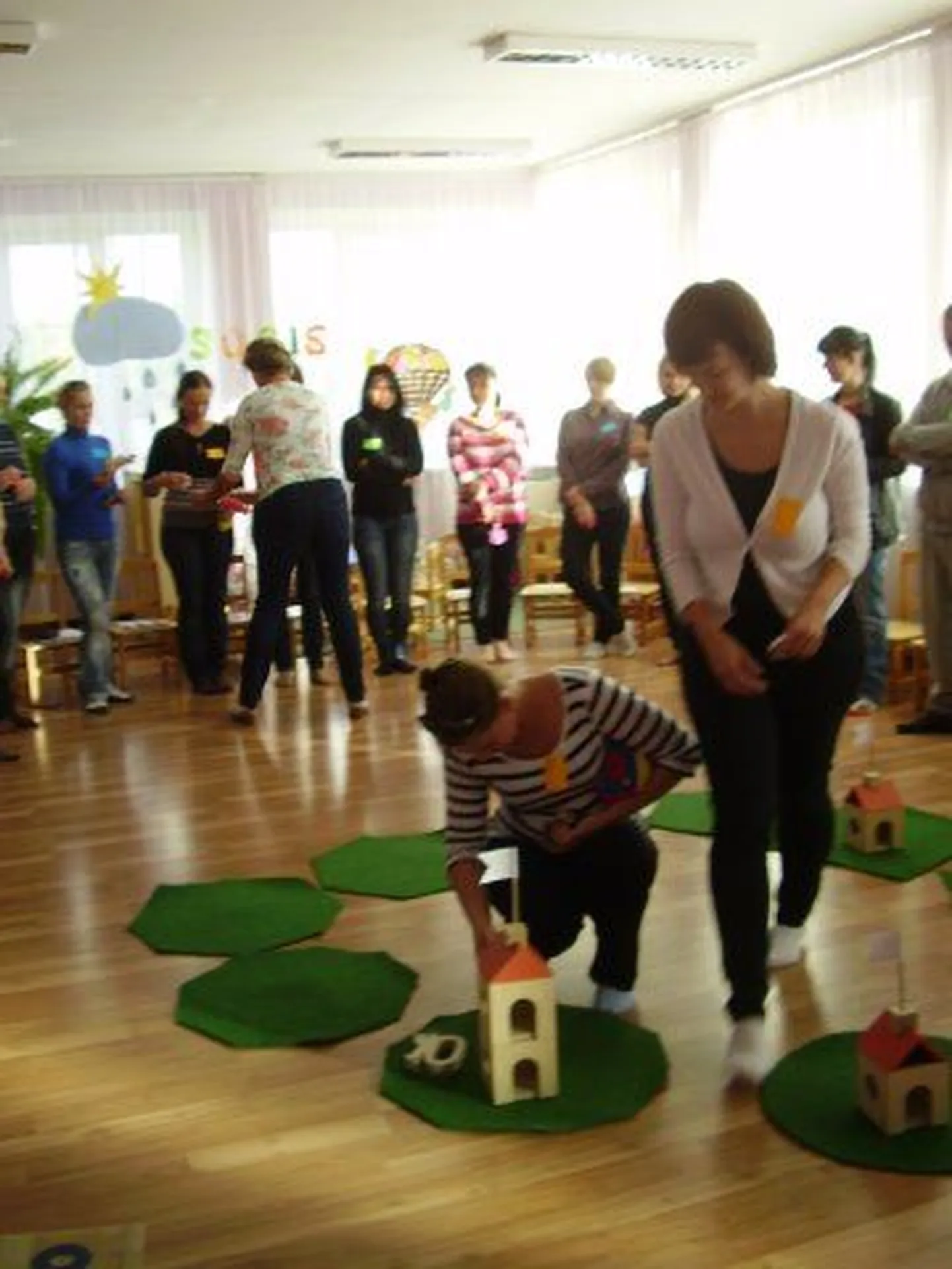 Männipargi lasteaia Männioravate rühma lastevanemad said ise kogeda, kui tore on mängides õppida.