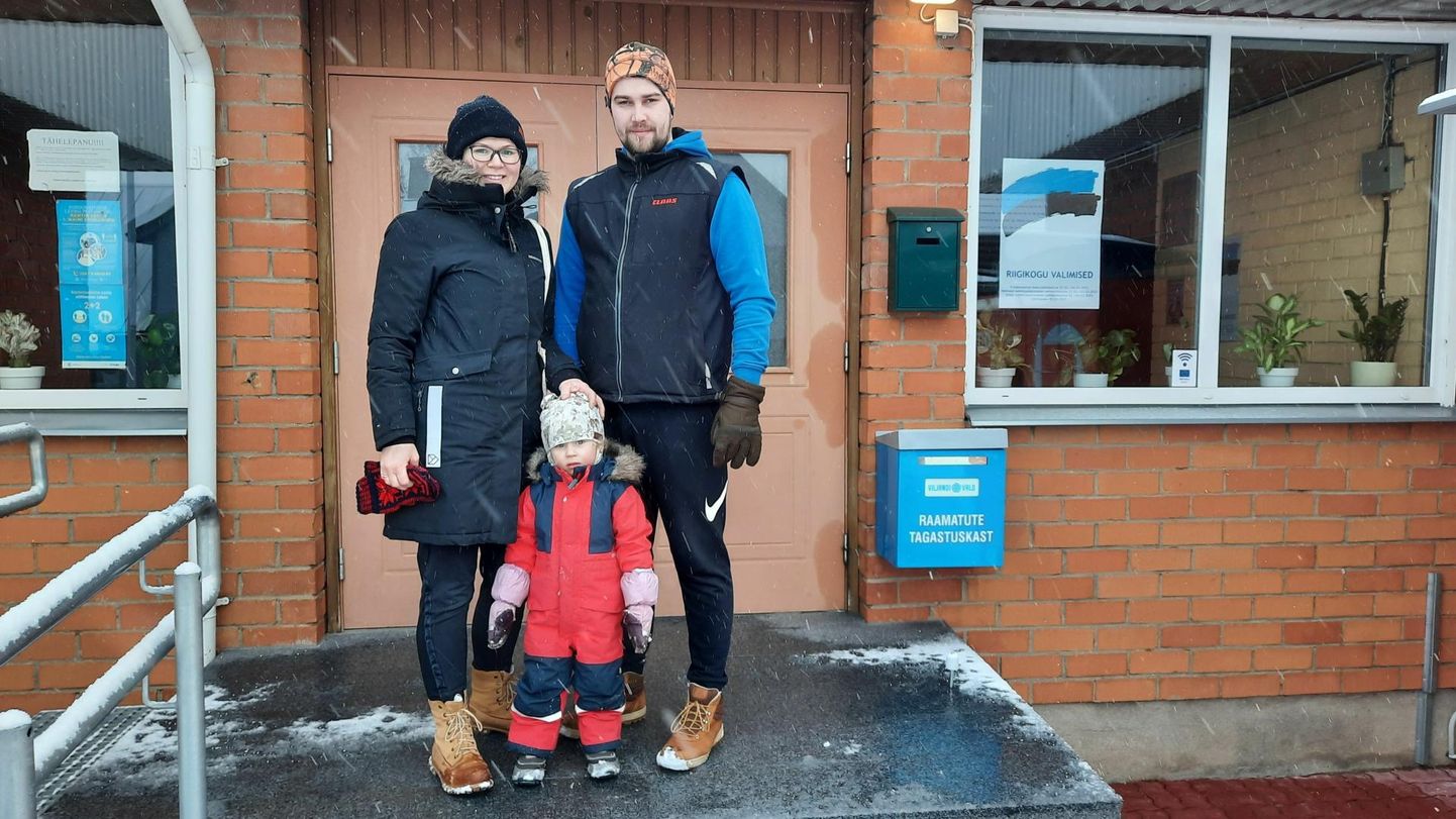 Kerli Pärtli ja Kevin Tamberg koos tütre Adeelega olid Kolga-Jaanis päeva esimesed valijad.