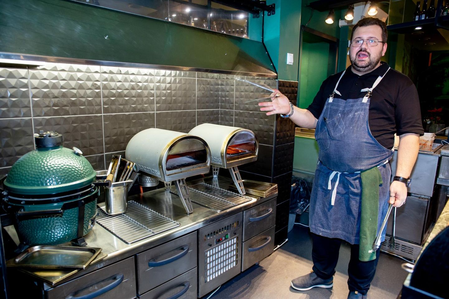 Peakokk Vladimir Upeniek on Pärnusse toonud kaks uut Roccboxi pitsaahju, mida ta kasutab grillina.