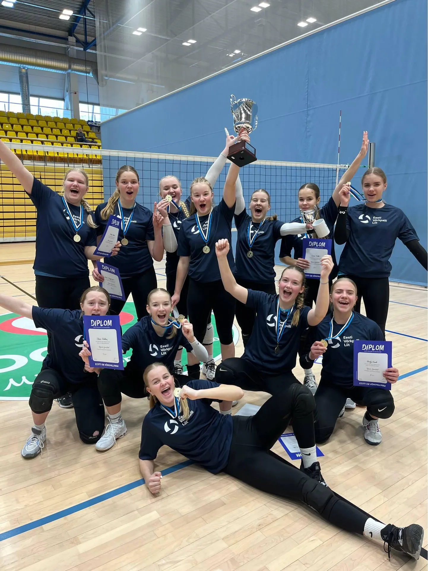 Viljandi spordikooli naiskond võitis Rakveres peetud U-16 vanuseklassi EVF-i karikavõistluste esimesel finaalturniiril kuldmedali.
