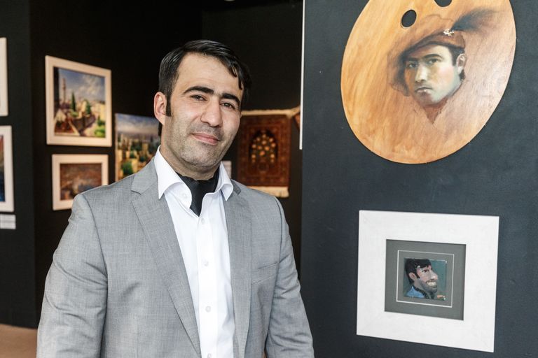 Ровшан Нур и его автопортрет.