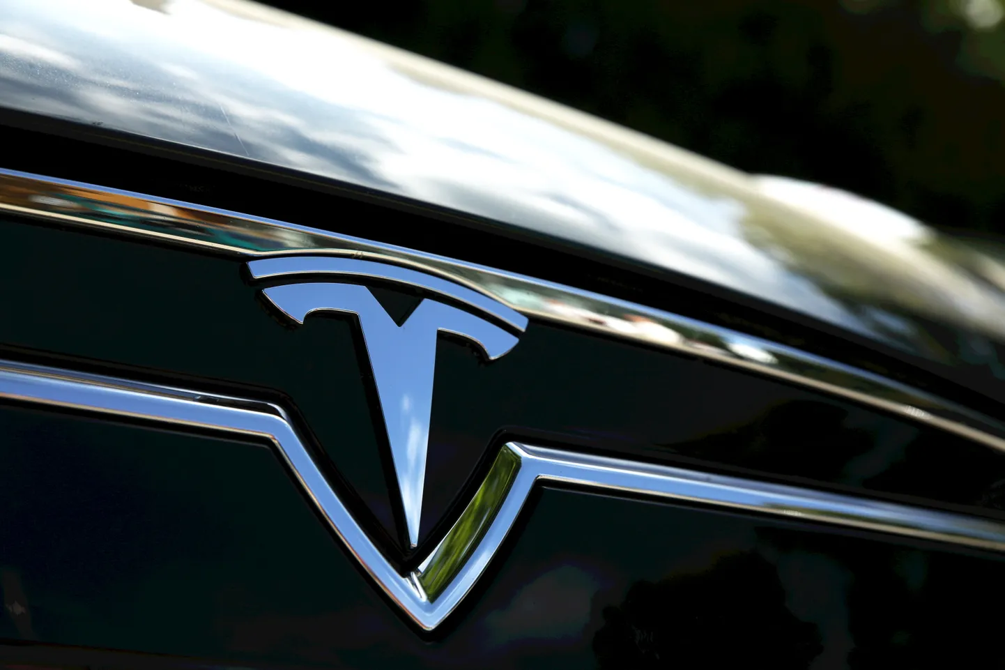 Tesla logotips uz automašīnas