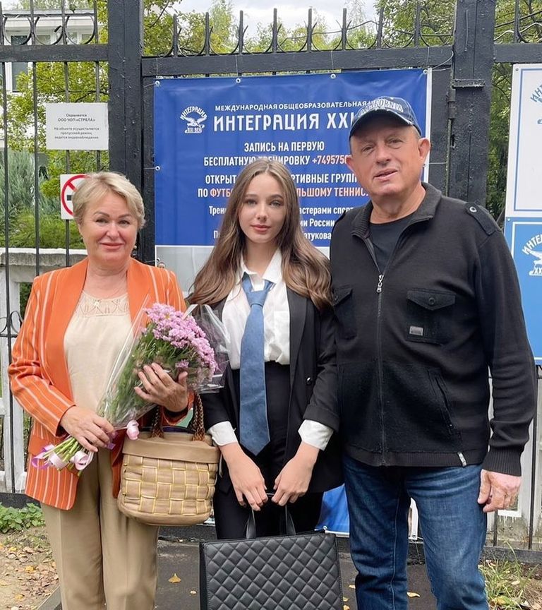 Дочь Юлии Началовой Вера пошла в девятый класс