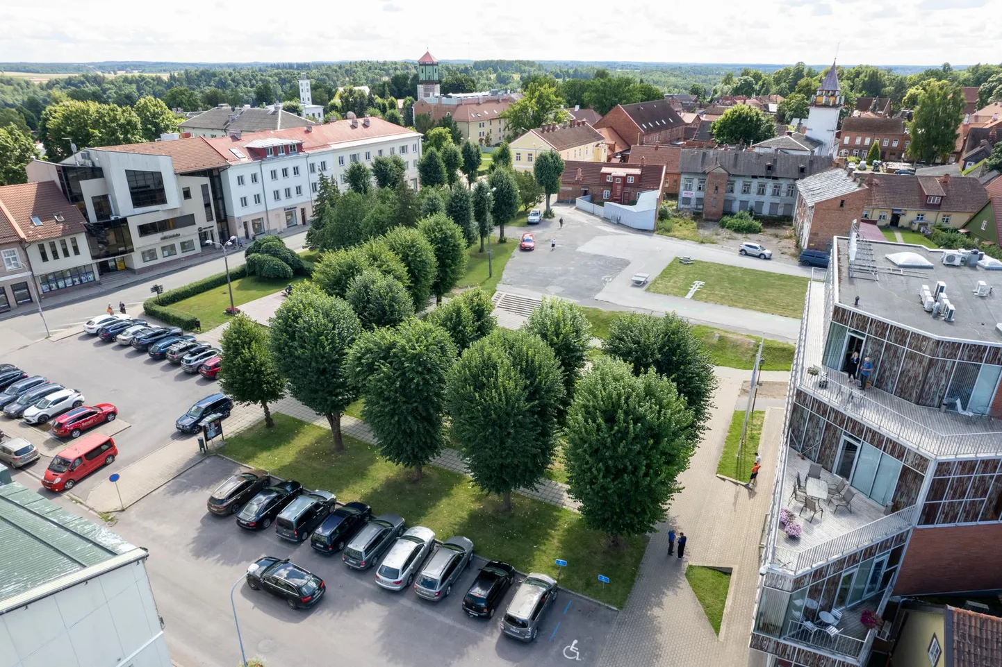 Tartu tänavale lisaparkla rajamiseks on vaja maha võtta viis puud ning lisaks neile tahaks linnavalitsus langetada veel üheksa. Samas on ta valmis teisi võimalusi arutama.