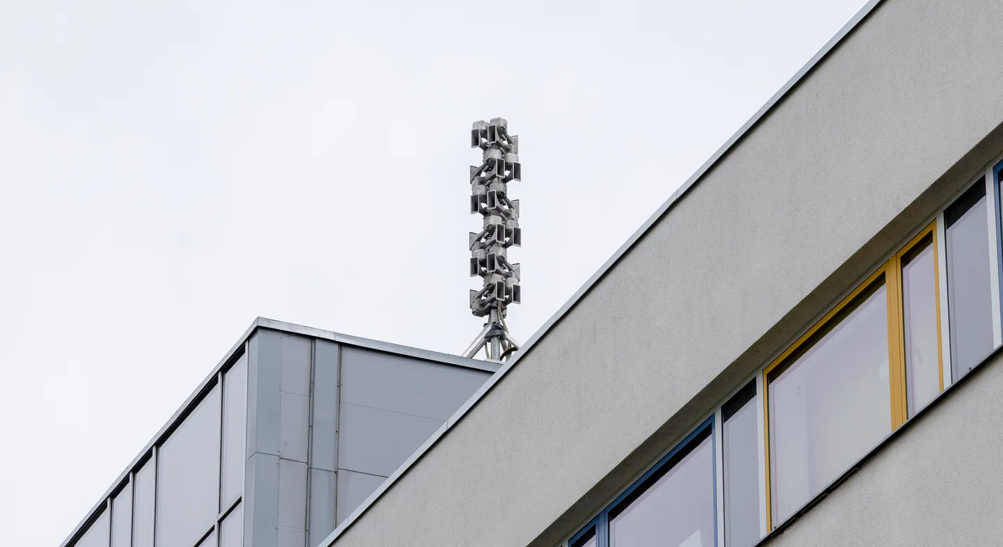Ohusireeni seade Tartu kutsehariduskeskuse katusel.