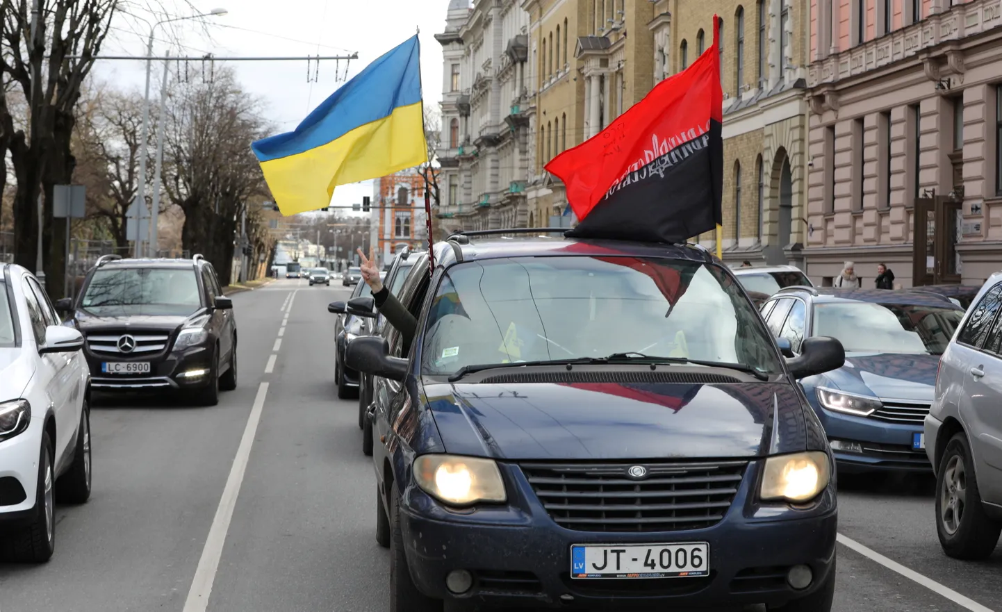Автомобиль с флагом Украины на бульваре Калпака