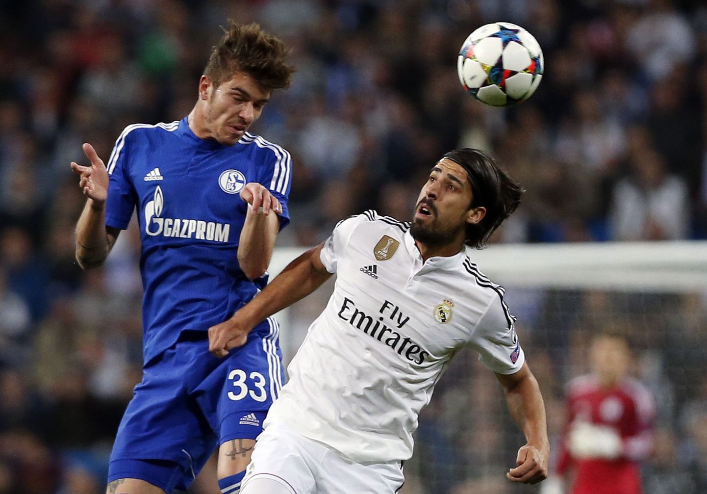 Roman Neustädter (vasakul) võitleb Schalke ja Madridi Reali vahelises Meistrite liiga kohtumises palli pärast Sami Khediraga.