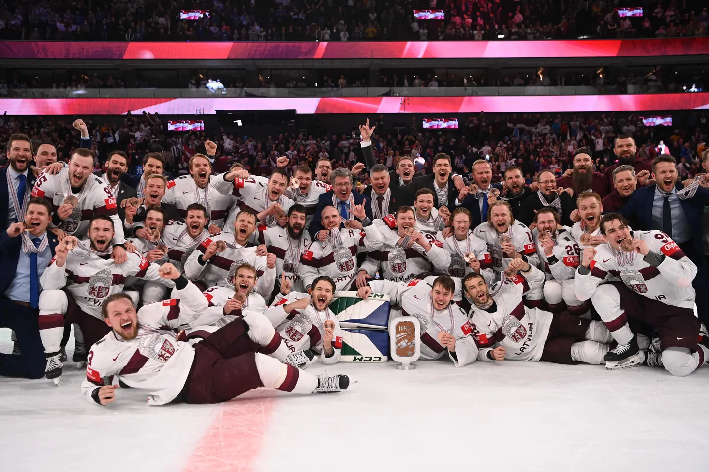 Latvijas hokeja izlase ar pasaules čempionātā izcīnītajām bronzas medaļām