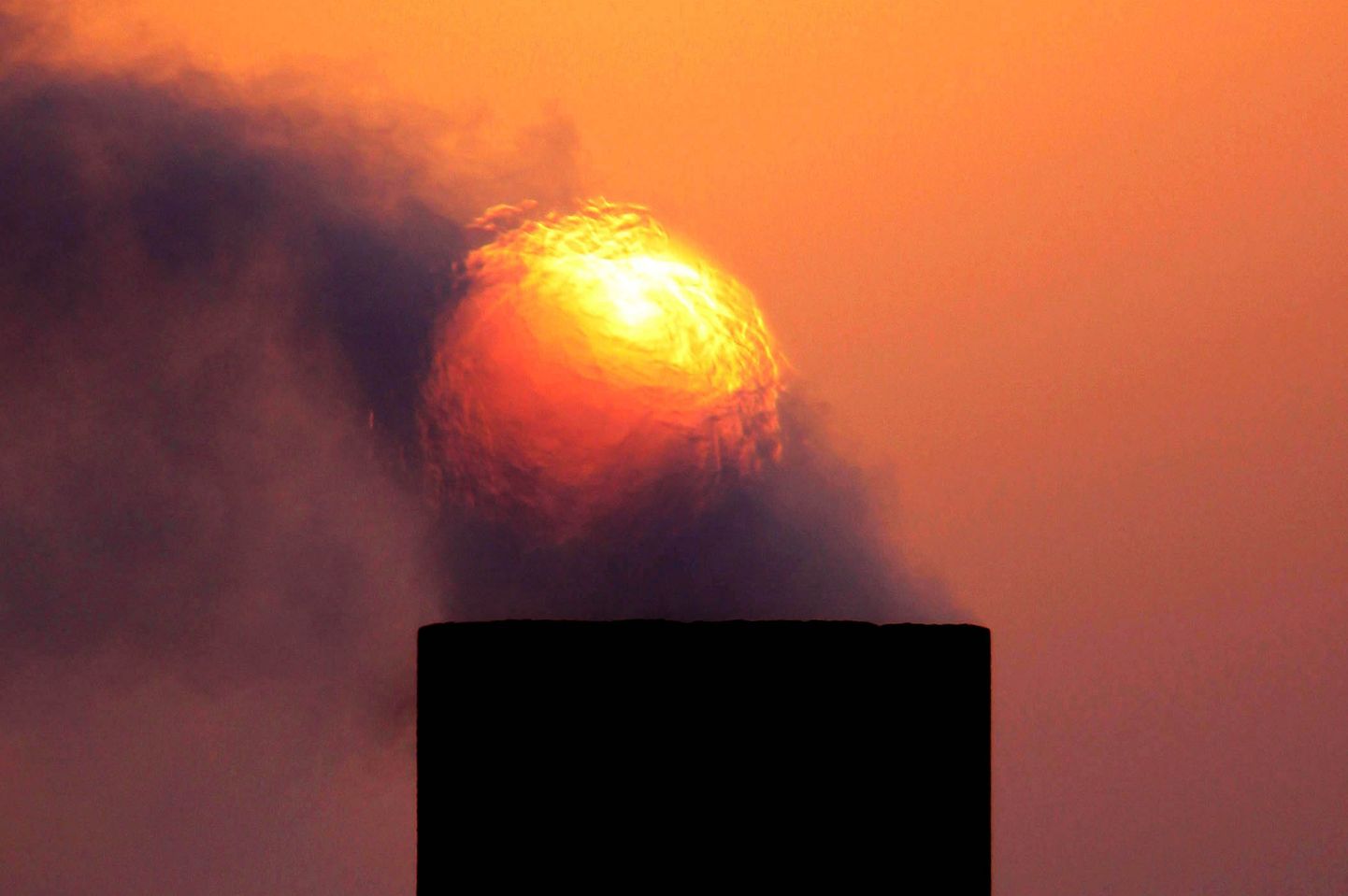 Suits tõusmas Katari naftaväljalt.