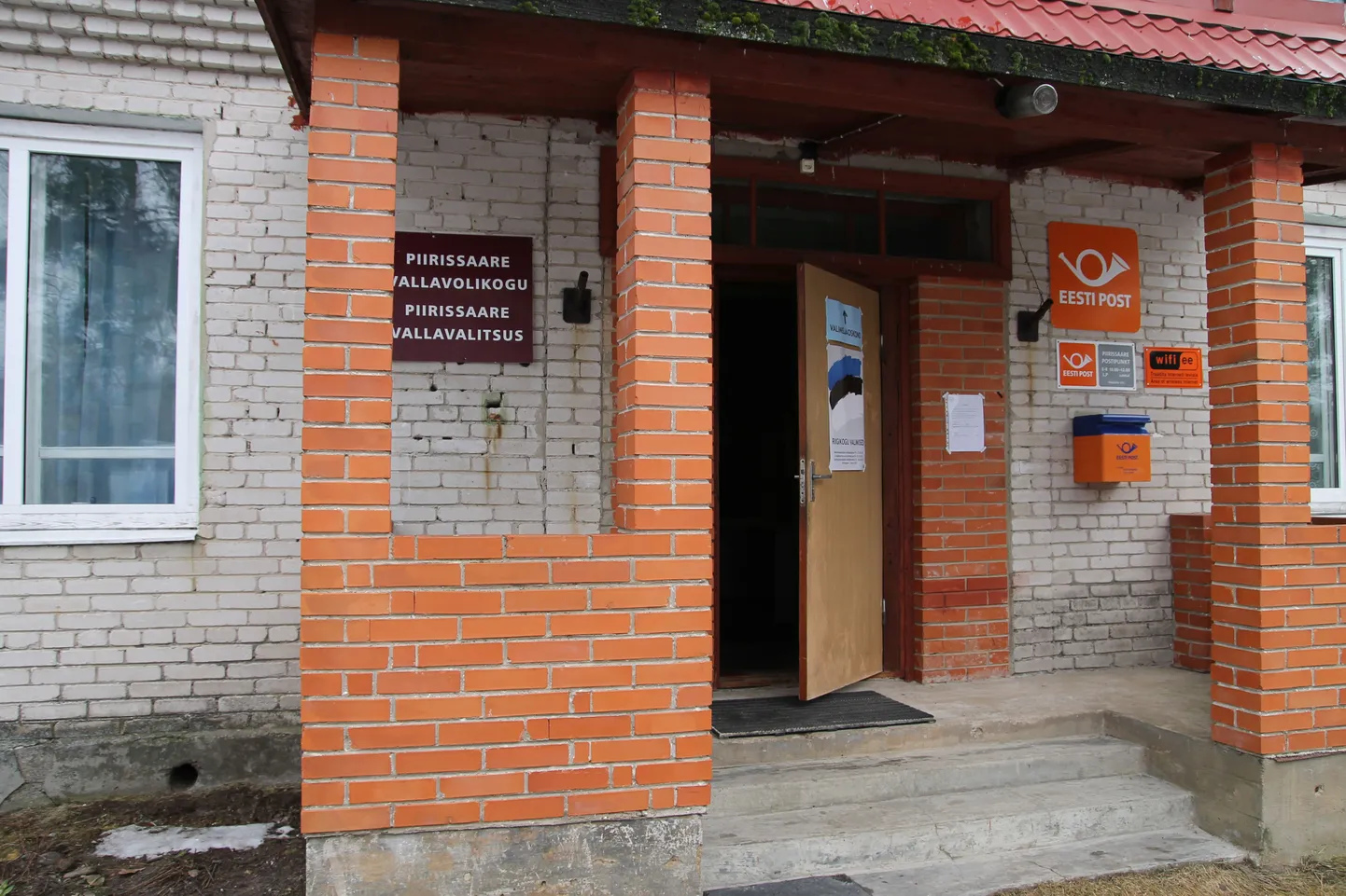 Piirissaare vallavanem Liina Miks on 1993. aastast Piirissaarel üheksas vallavanem. Enne teda on sama tööd teinud Andrei Leškin (1993–1996), Peep Tambet (1996–2002), Maria Korotkova (2002–2004, astus tagasi), Kalju Sakk (2004–2005), Filimon Kuznetsov (2005–2009), Maria Korotkova (2009–2011, astus tagasi), Siim Avi (2011–2013) ja Jelena Umbleja (2013–2014).