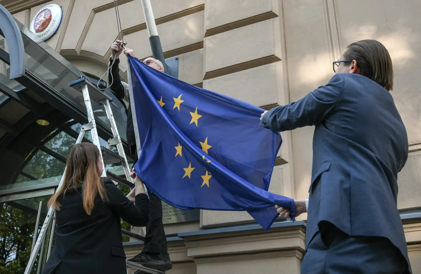 Lippude maha võtmine 1. oktoobril kinni pandud Soome konsulaadilt Peterburis. 