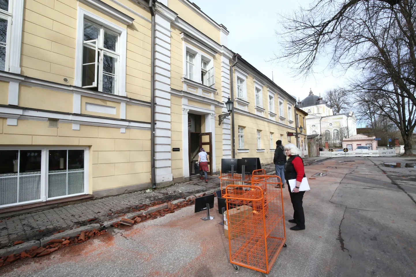 Ehkki neljapäeva õhtul lõõmanud kahjutuli ei jõudnud Tartu linnaraamatukogu ruumidesse, said need veekahjustusi.