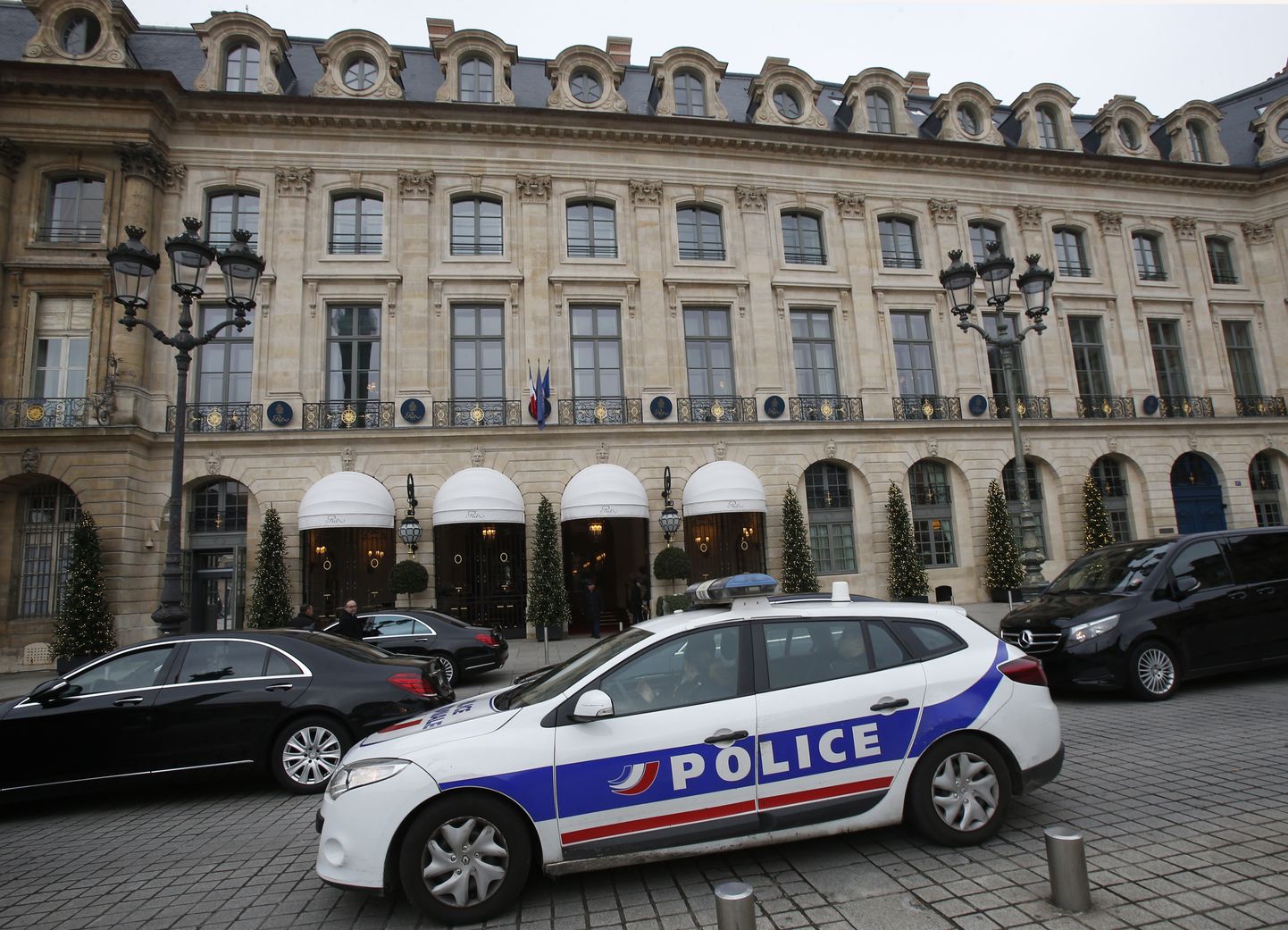 Полицейская машина перед роскошным отелем Ritz в Париже 11 января 2018 года.