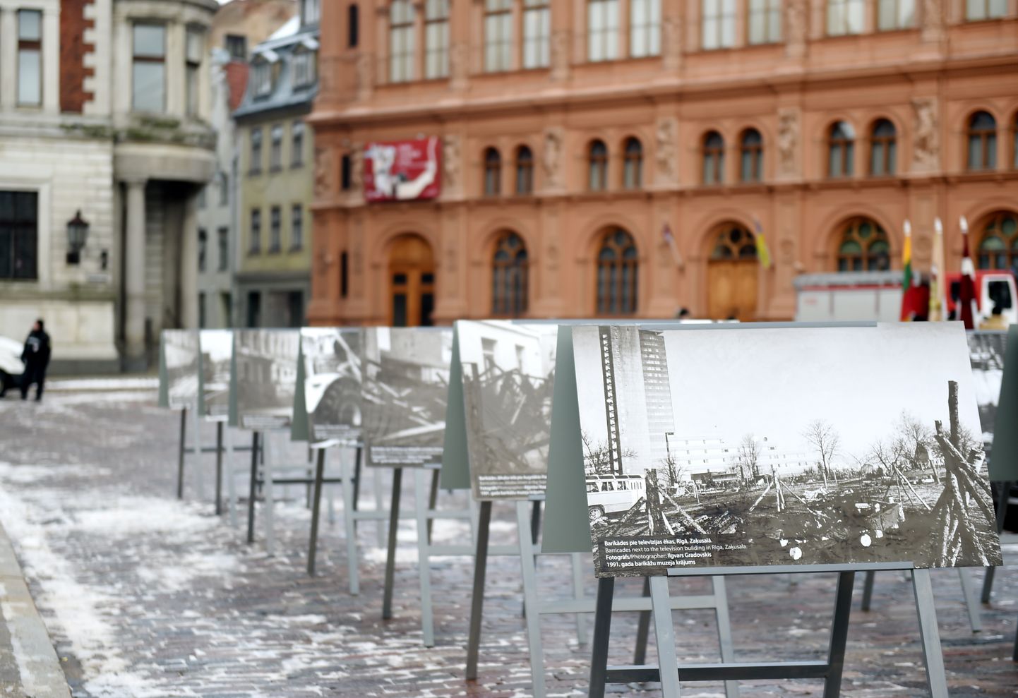 Izstāde "Barikādes Latvijā 1991 un barikādes Ukrainā 2014-2022" 1991. gada barikāžu atceres piemiņas pasākumā Doma laukumā.