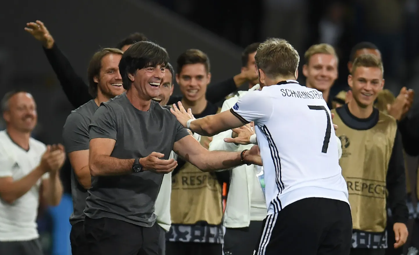 Joachim Löw rõõmustamas koos Bastian Schweinsteigeriga.