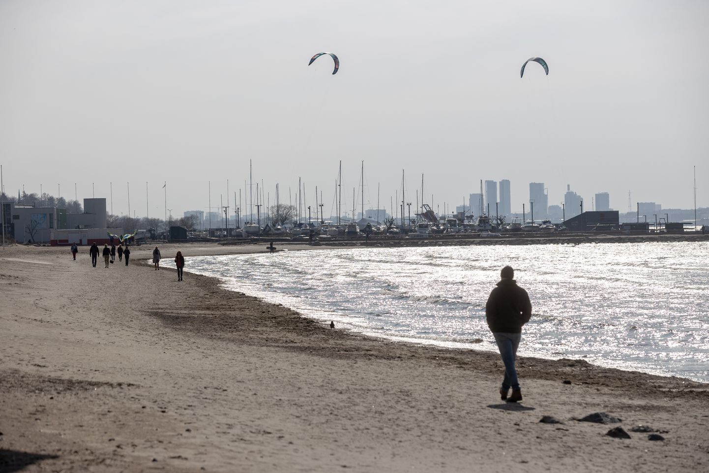Inimesed naudivad päikselist ja sooja kevadpäeva Pirita rannas. Pilt on illustratiivne.