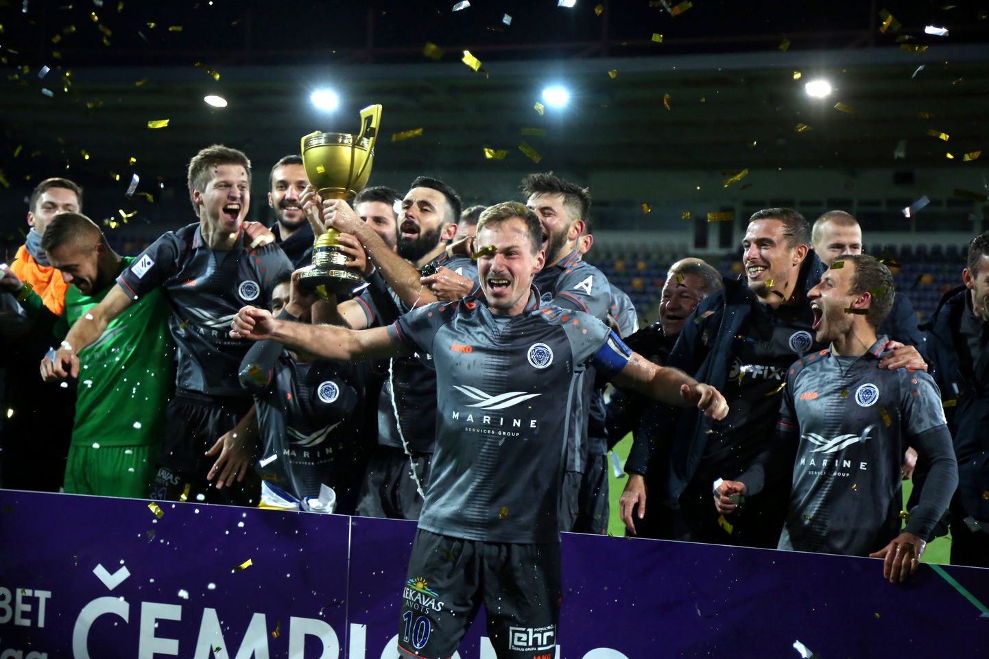 "Riga" futbolisti otro gadu pēc kārtas izcīna Latvijas čempionu titulu