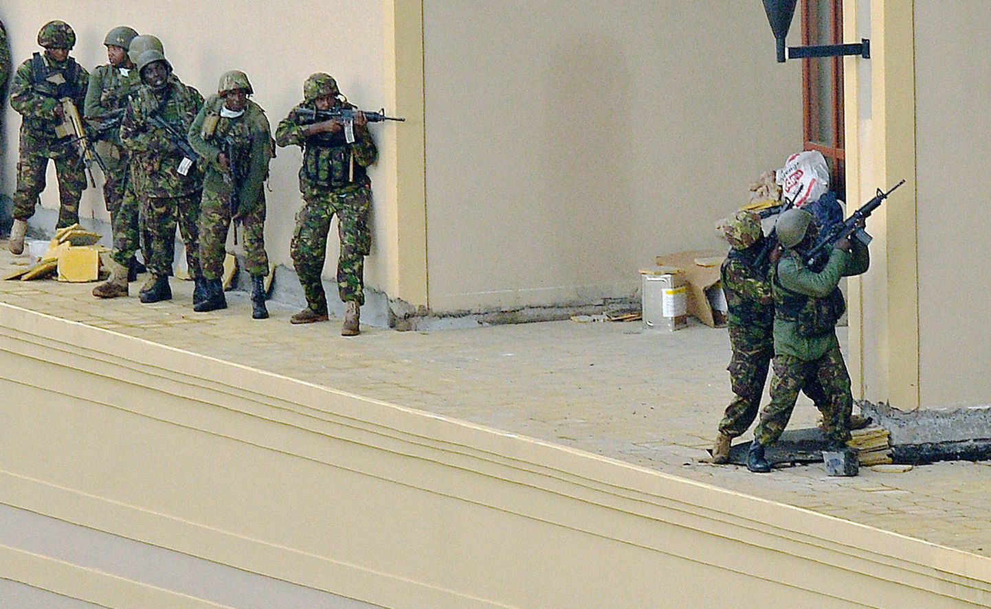 Kenya sõdurid Westgate'i kaubanduskeskuse juures.