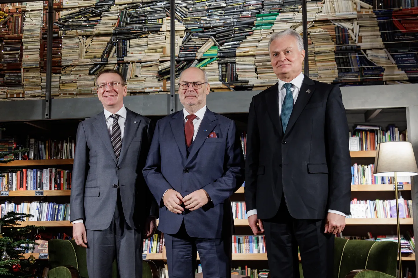 Встреча президентов Эстонии, Латвии и Литвы Алара Кариса, Эдгарса Ринкевича (слева), Гитанаса Науседы (справа) в книжном магазине REaD на заводе Пыхьяла.