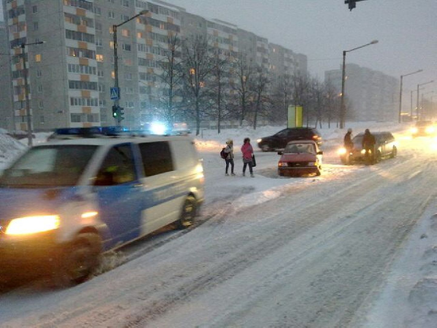 Enne kella 17 Tallinnas Smuuli ja Laagna juhtunud avariis inimesed kannatada ei saanud.