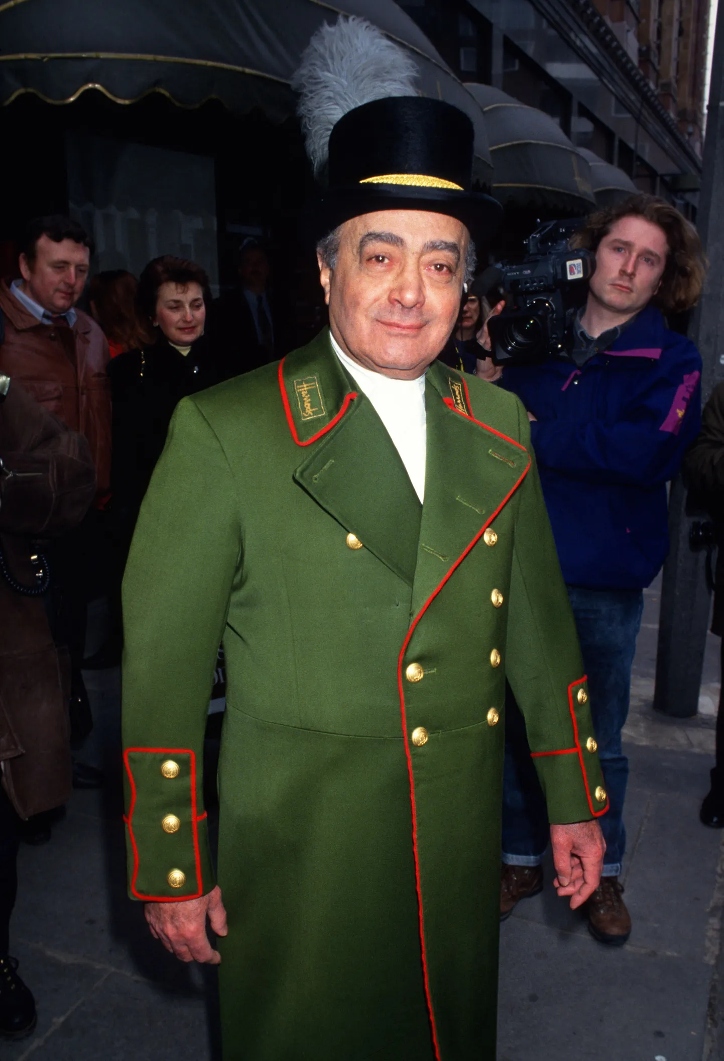 Mohamed Al-Fayed 1993. aasta jaanuaris, olles riietunud nagu ta kaubamaja Harrodsi uksehoidja