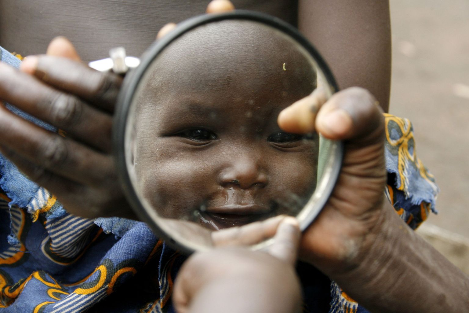 Kongo laps end peeglist imetlemas.