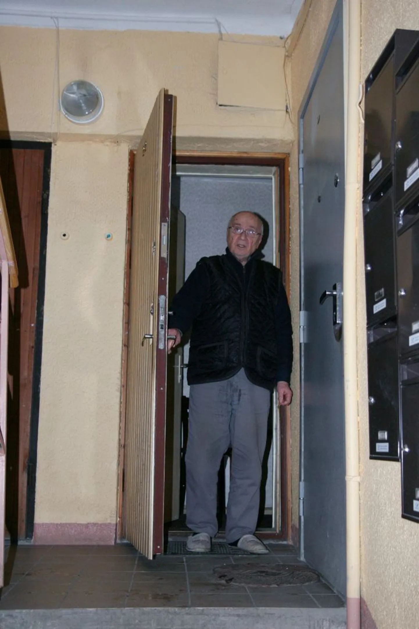 Называющий себя целителем Юрий похваляется четырьмя высшими образованиями и знанием 22-х языков.