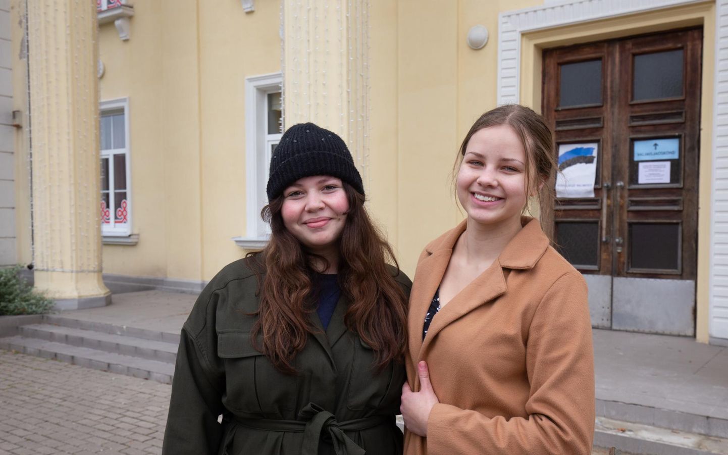 Kaili Saar (vasakul) ja Johanna Järve tahtsid oma elu esimestel valimistel kogeda, kuidas jaoskonnas hääletamine käib.