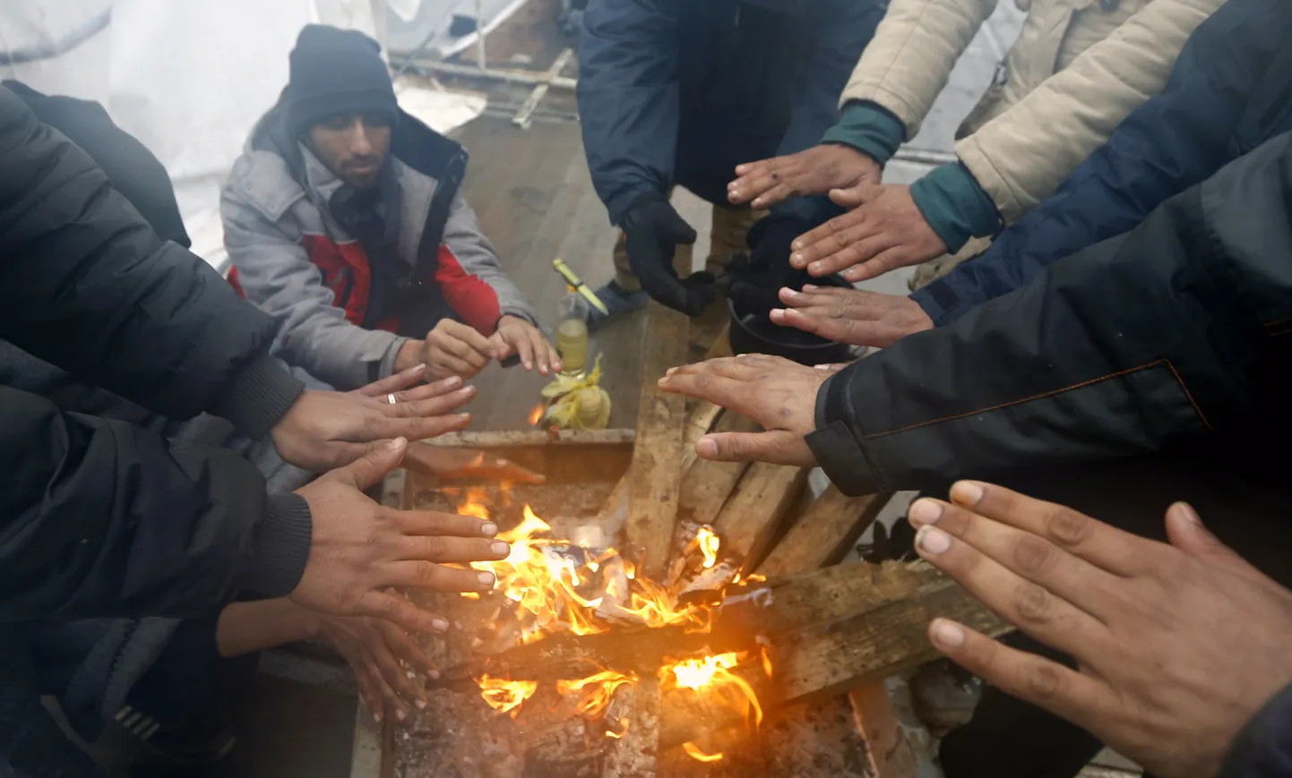 Migrandid Bosnias Bihaći lähistel 1. jaanuar 2021.