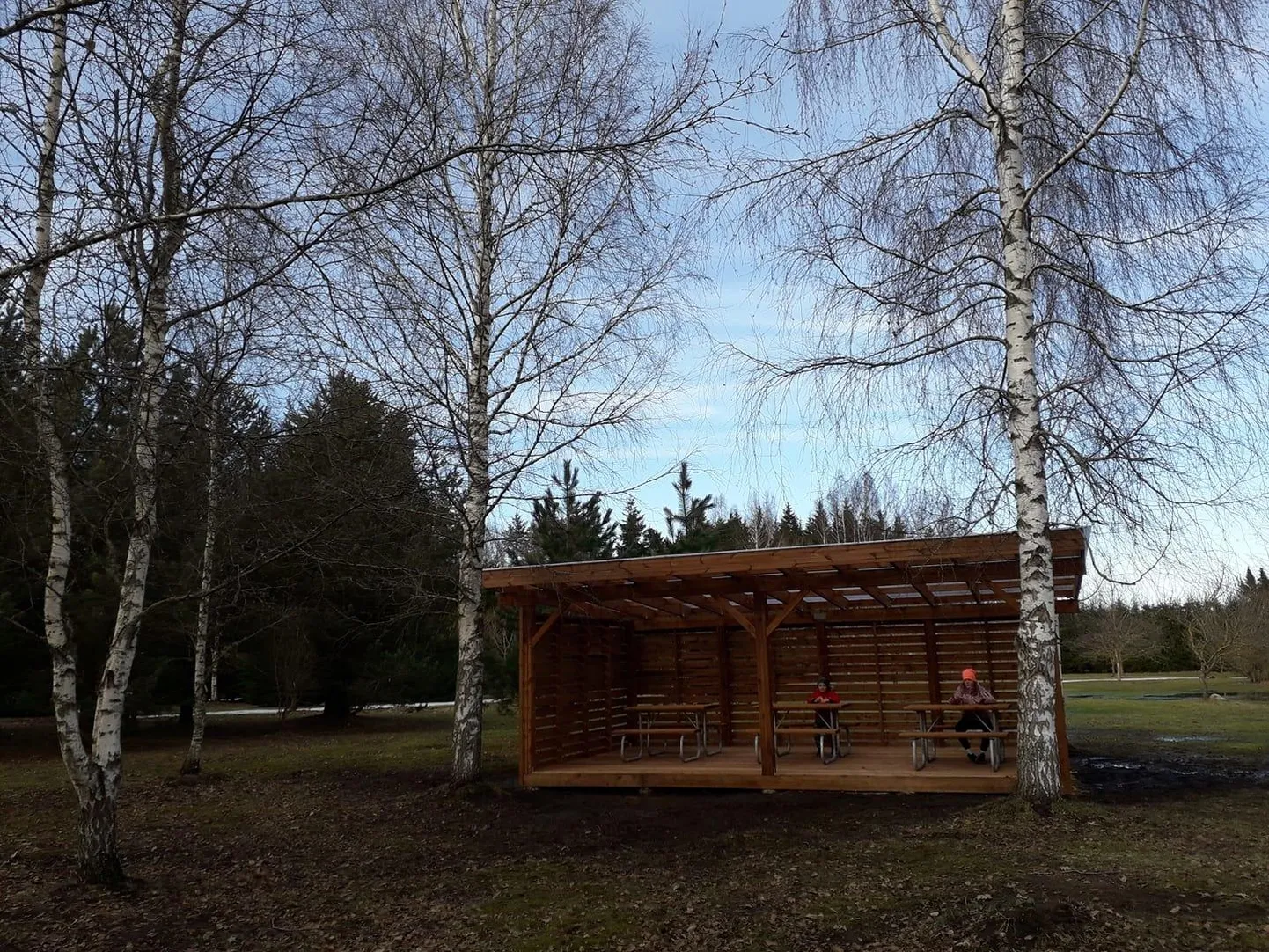 Uhtna kool sai äsja projekti raames endale õuesõppeklassi, mida ka kogukond võib oma ettevõtmistes kasutada. Analoogseid ehitisi plaanib Rakvere vald ka teiste koolide lähedusse püstitada. "Ja mine tea, äkki on meil varsti ka välikultuurimajad – Uhtnas on meil "mobiilne kultuurimaja" juba olemas," rääks vallavanem Maido Nõlvak, viidates õuesõppeklassile.