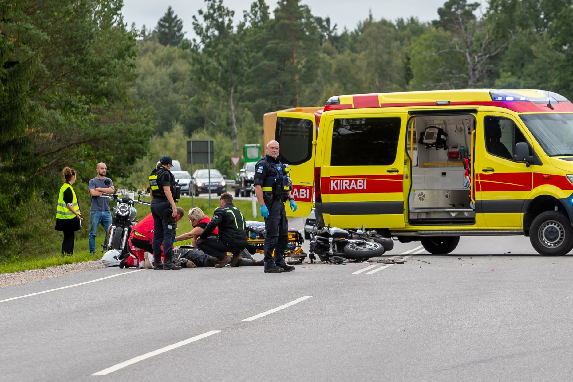 kuivastu-maanteel-p-rkasid-kokku-mootorratas-ja-veoauto