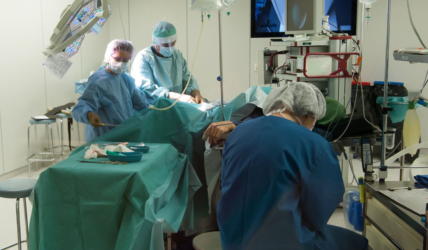 Ida-Viru keskhaigla kirurgiakliinik töötab lisakoormusega, kuna siia tulevad ka Narva patsiendid, sest sealse haigla kirurgiaosakonna töö on koroonaviiruse tõttu suuremas osas peatatud.