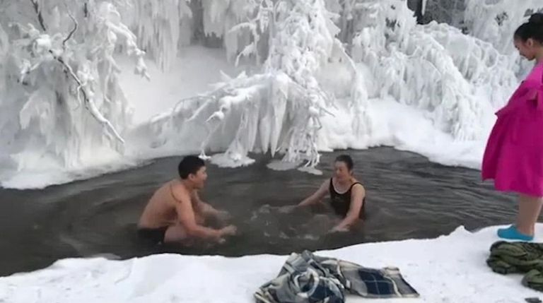 Hiinlased Siberi pakases ujumas