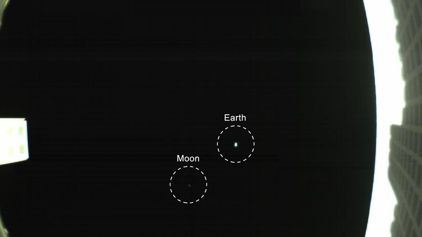 Maa ja Kuu 1 miljardi kilomeetri kauguselt.