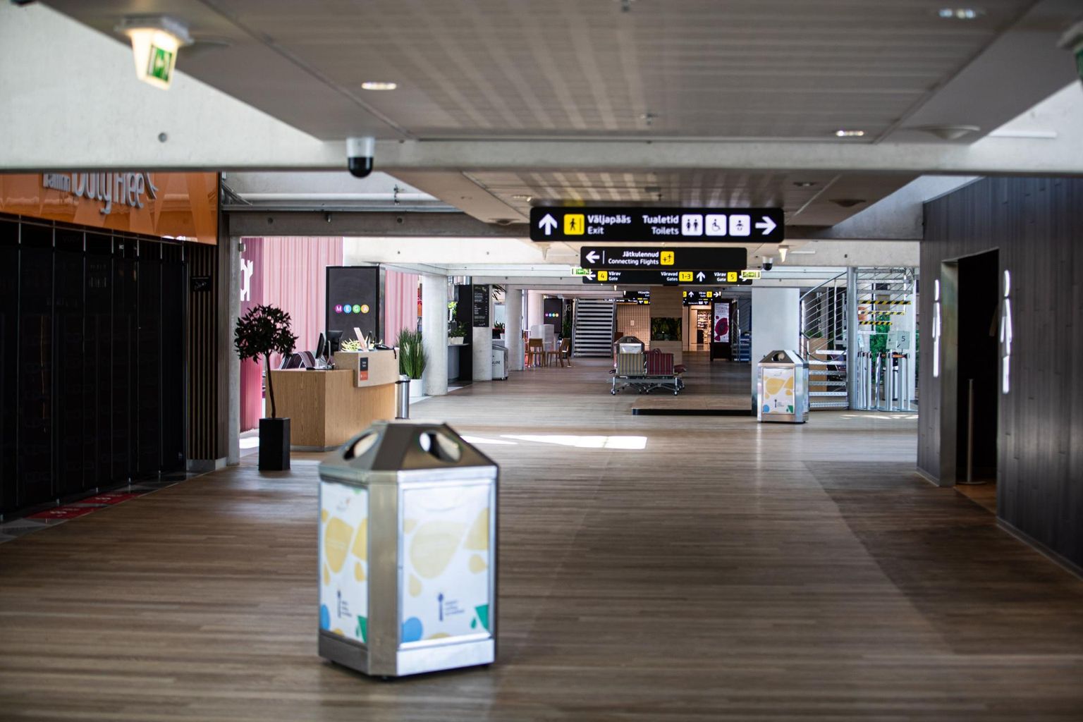Tänavu reisivad eestlased kümme korda vähem, see on jätnud Tallinna lennujaama nukralt tühjaks.