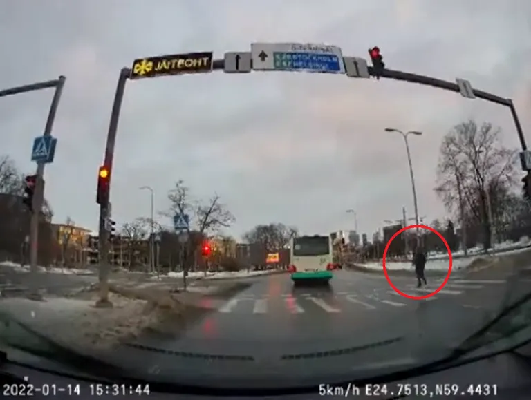 Autobusa šofere steidz noķert ripojošo autobusu uz intensīvas satiksmes krustojuma.