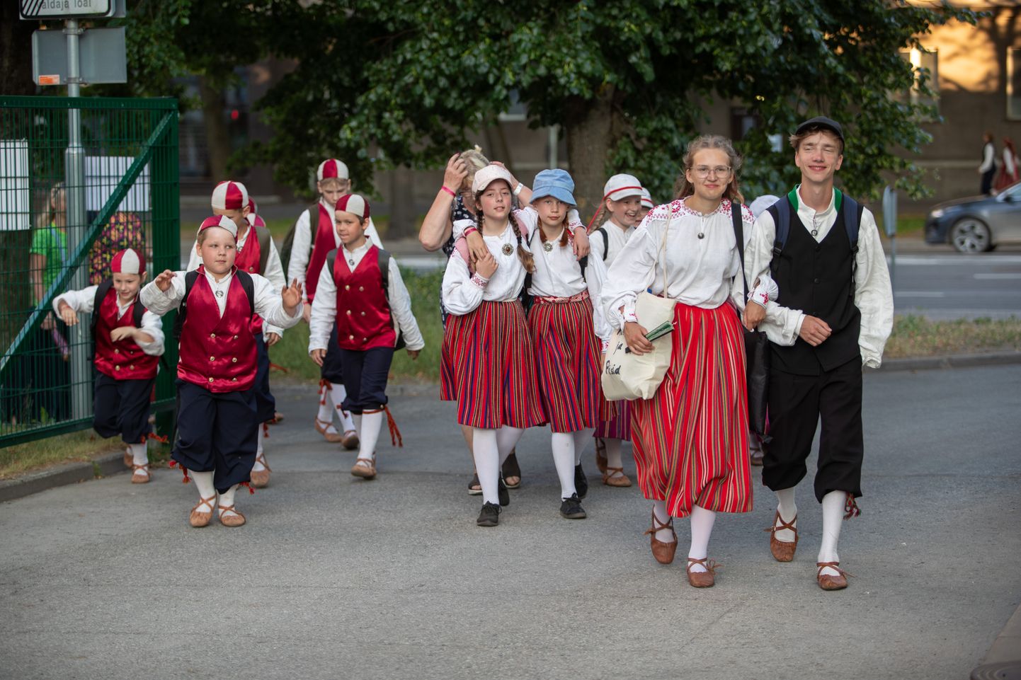 Algas 13. noorte tantsu- ja laulupidu “Püha on maa” tantsupeo esimese kontserdiga “Sillad”. Viljandimaalt osaleb seal 33 kollektiivi.