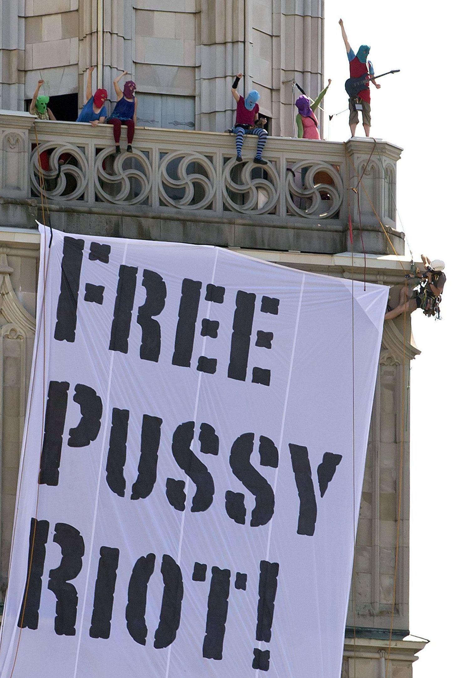 Pussy Rioti liikmete vabastamist nõudev aktsioon Zürichis Grossmünsteri katedraalis eile.