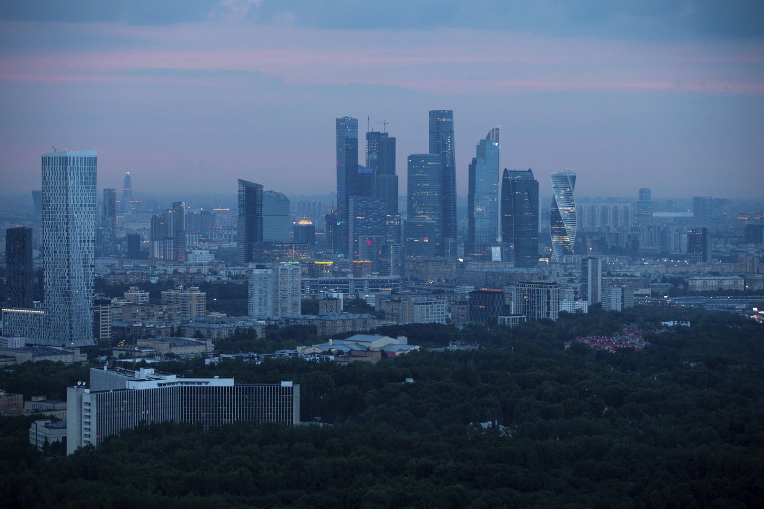 Moskva pilvelõhkujad. Vene tehnoloogiatöötajad põgenevad riigist kümnete tuhandete kaupa.